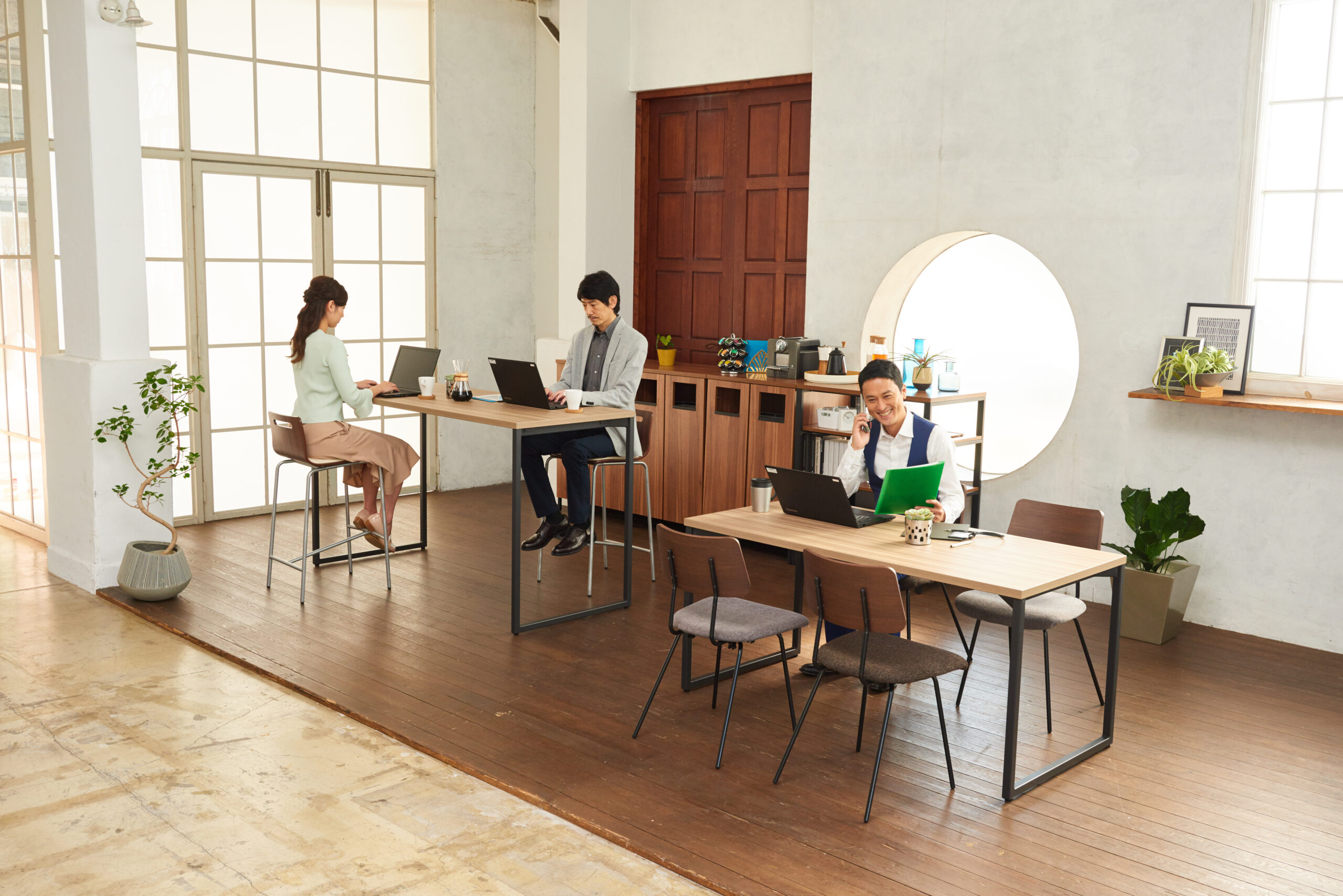 オフィスづくりの課題に、失敗しない家具レンタルサービスを。